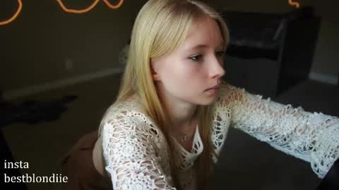 Snapshot of bestblondiiecb chatting on February 2025 06:15:02 PM Chloe Next stream on Friday online show from February 2025 06:15:02 PM