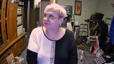 BeverlyCynia online show from October 2025 04:27:01 PM