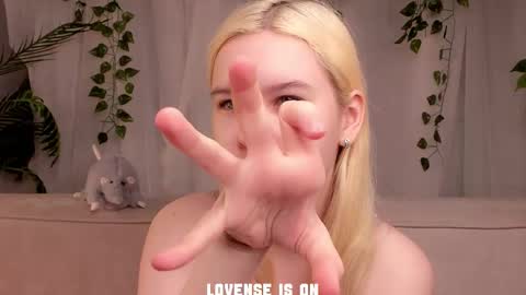 Snapshot of bezuya chatting on November 2025 01:04:01 AM Eliz online show from November 2025 01:04:01 AM