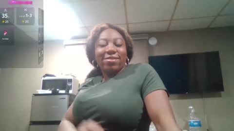 Snapshot of bigboobs_bouncin chatting on March 2025 02:06:02 AM Ashley online show from March 2025 02:06:02 AM