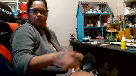 the Mini mami online show from November 2025 08:02:02 AM