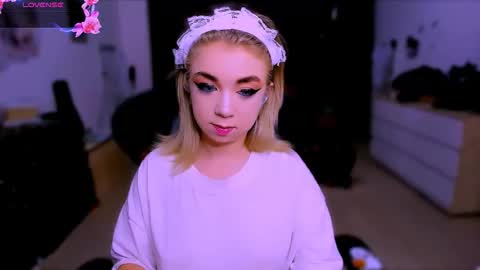 Snapshot of blinkofeyess chatting on November 2025 02:44:01 PM Nicole online show from November 2025 02:44:01 PM