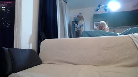 Snapshot of blond_woman chatting on January 2025 08:28:02 PM Karina online show from January 2025 08:28:02 PM