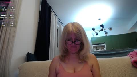 Snapshot of blond_woman chatting on January 2025 08:33:01 PM Karina online show from January 2025 08:33:01 PM