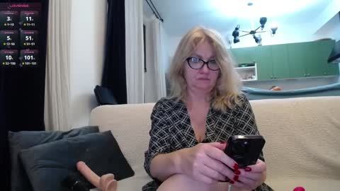 Snapshot of blond_woman chatting on January 2025 09:07:01 PM Karina online show from January 2025 09:07:01 PM