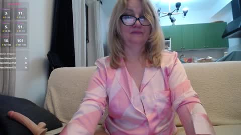Snapshot of blond_woman chatting on January 2025 08:28:01 PM Karina online show from January 2025 08:28:01 PM