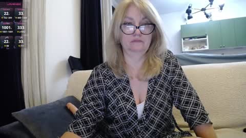 Snapshot of blond_woman chatting on January 2025 09:16:01 PM Karina online show from January 2025 09:16:01 PM