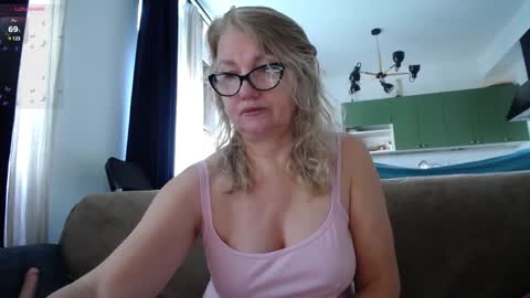 Snapshot of blond_woman chatting on February 2025 11:44:02 AM Karina online show from February 2025 11:44:02 AM