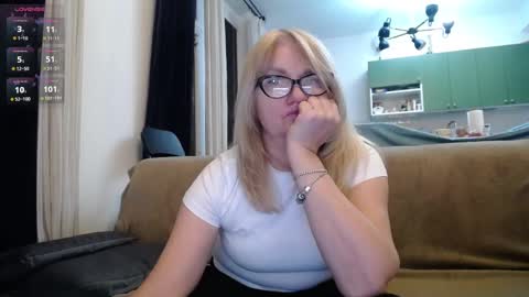 Snapshot of blond_woman chatting on February 2025 08:25:01 PM Karina online show from February 2025 08:25:01 PM