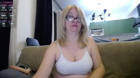 Snapshot of blond_woman chatting on February 2025 09:20:02 PM Karina online show from February 2025 09:20:02 PM