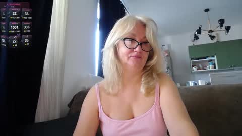 Snapshot of blond_woman chatting on March 2025 11:07:01 AM Karina online show from March 2025 11:07:01 AM