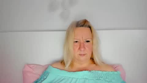 Nicole online show from October 2025 01:23:01 PM