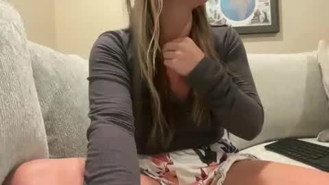 IM TRYNG online show from December 2025 02:30:01 AM