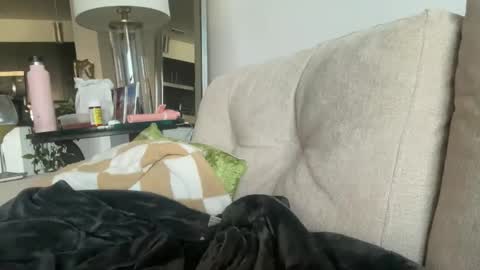 Snapshot of blondieslutt chatting on December 2025 07:32:01 PM IM TRYNG online show from December 2025 07:32:01 PM