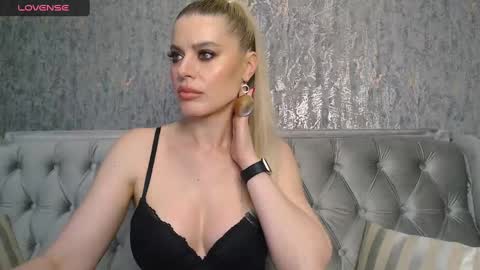 Snapshot of blondiestarxxx chatting on February 2025 02:36:02 AM Helen online show from February 2025 02:36:02 AM