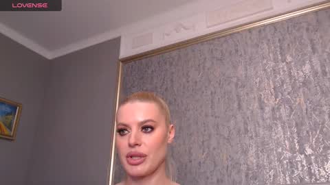 Snapshot of blondiestarxxx chatting on March 2025 12:33:02 AM Helen online show from March 2025 12:33:02 AM