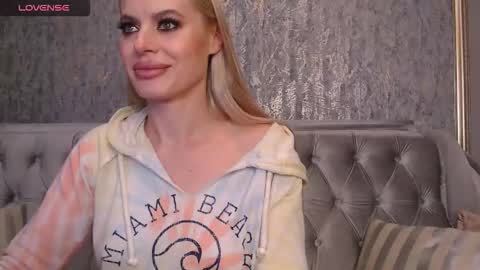 Snapshot of blondiestarxxx chatting on September 2025 08:14:01 PM Helen online show from September 2025 08:14:01 PM