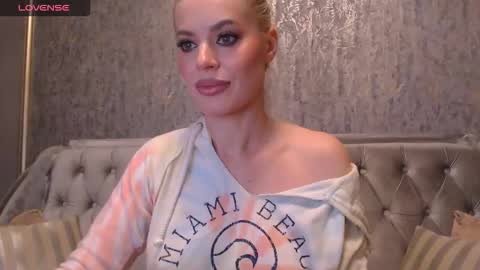 Snapshot of blondiestarxxx chatting on September 2025 01:11:01 AM Helen online show from September 2025 01:11:01 AM