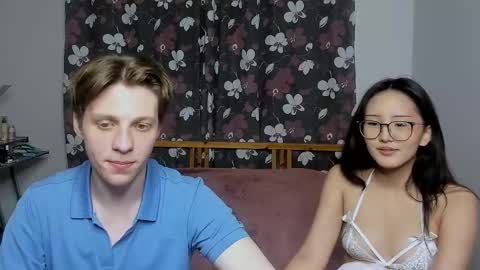 Snapshot of blossomandbee chatting on October 2025 07:15:01 PM Sasha and Maria online show from October 2025 07:15:01 PM