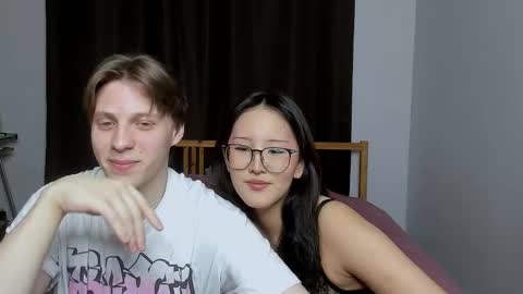 Snapshot of blossomandbee chatting on November 2025 08:21:02 PM Sasha and Maria online show from November 2025 08:21:02 PM