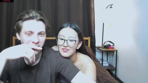 Snapshot of blossomandbee chatting on January 2026 11:29:01 PM Sasha and Maria online show from January 2026 11:29:01 PM