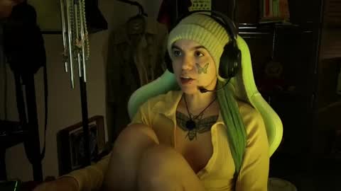 Snapshot of bluedweeb chatting on February 2025 09:20:01 AM Blue online show from February 2025 09:20:01 AM