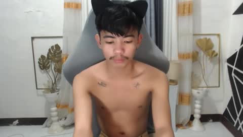 Snapshot of boynextdoor4ux chatting on December 2024 08:33:01 AM HI IM JAMES DONT FORGET GIVE ME THUMBS UP AND JOIN TO MY FANCLUB online show from December 2024 08:33:01 AM