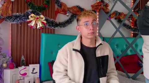 Axel  Chris online show from December 2025 01:09:01 PM