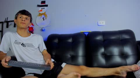 Snapshot of boysweet_boys chatting on December 2024 08:27:01 PM Paul and Max online show from December 2024 08:27:01 PM