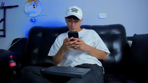 Snapshot of boysweet_boys chatting on December 2024 08:27:02 PM Paul and Max online show from December 2024 08:27:02 PM