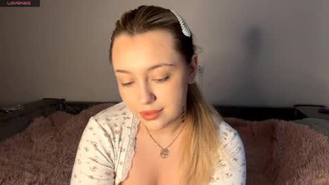 Mia   online show from April 2026 07:24:01 AM