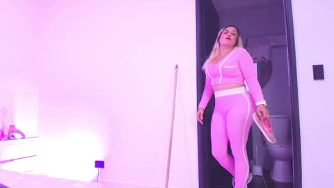 Carolina online show from November 2025 03:08:02 AM