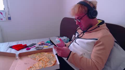 Snapshot of calvinjohnlad chatting on February 2025 11:44:02 AM Calvinjohnlad online show from February 2025 11:44:02 AM