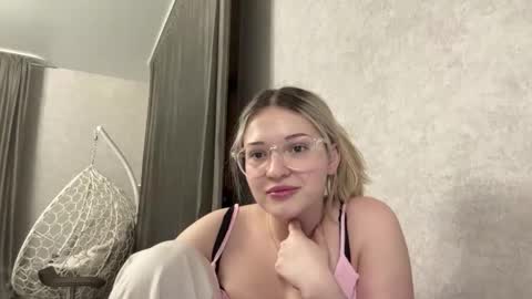 Snapshot of candelariahile chatting on February 2026 01:11:01 PM candelariahile online show from February 2026 01:11:01 PM