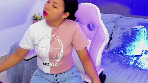Snapshot of candy_brunette_18 chatting on October 2025 06:42:02 PM Candy online show from October 2025 06:42:02 PM