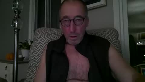 Caressluving online show from November 2025 03:18:02 AM