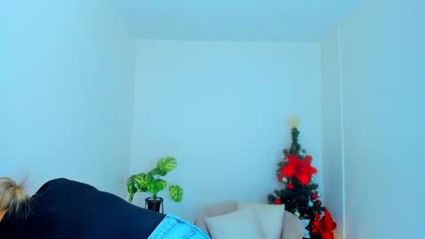 Snapshot of carlota_peach chatting on December 2024 12:05:02 PM Andrea online show from December 2024 12:05:02 PM