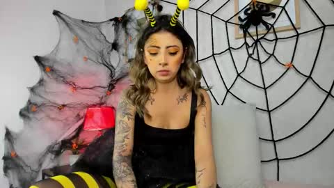  Caroline  online show from October 2025 11:44:01 AM