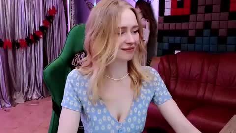 Snapshot of carolinedjoi chatting on November 2025 12:38:02 PM Caroline online show from November 2025 12:38:02 PM