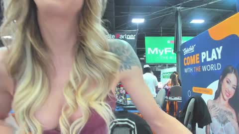 casey kisses online show from October 2025 06:58:02 PM