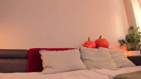  cassandra  online show from October 2025 01:13:01 PM