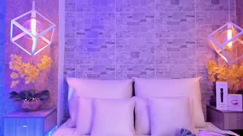 CatalinnaThompson online show from November 2025 12:05:01 PM