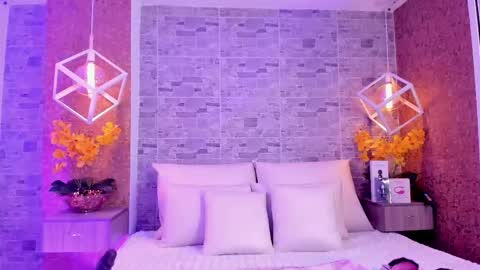 CatalinnaThompson online show from November 2025 12:05:02 PM