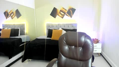 catti_brie_ online show from November 2025 12:06:01 PM