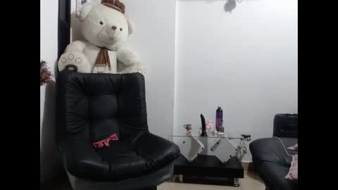 Snapshot of cecihotty4u chatting on September 2025 01:27:01 AM ceci online show from September 2025 01:27:01 AM