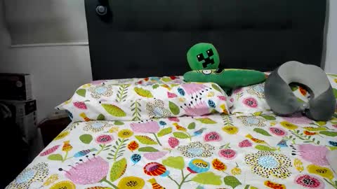 Snapshot of cecihotty4u chatting on November 2025 09:49:02 PM ceci online show from November 2025 09:49:02 PM