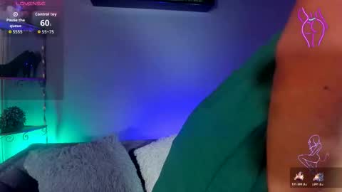 charlhot_ online show from November 2025 12:31:02 PM