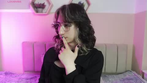 Snapshot of charlothe_dumont chatting on June 2026 01:48:02 PM charlothe_dumont online show from June 2026 01:48:02 PM