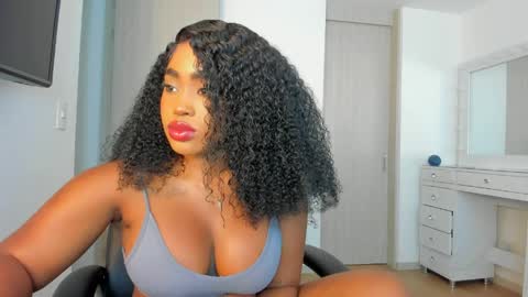 Snapshot of charlotte_tiller chatting on April 2026 01:21:01 AM Yuli online show from April 2026 01:21:01 AM