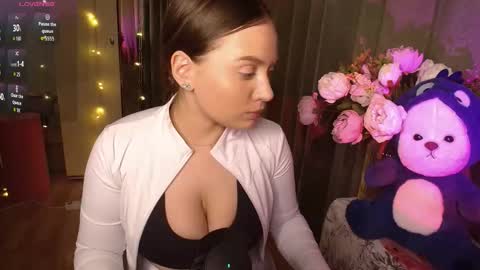 Kira online show from September 2025 08:23:02 PM